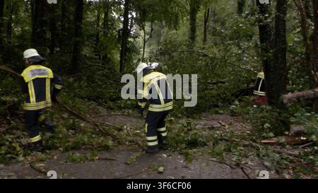 Unwetter haben vielen Menschen in Südbayern eine unruhige Nacht beschert. Schon am Nachmittag ging es Rund um Achenmühle, nahe dem Chiemsee, los. Eine Superzelle zog aus dem Inntal nach Norden und verursachte zahlreiche Sturmschäden. Betroffen war auch die A 8 in Fahrtrichtung Salzburg. Am Abend formierte sich über den Alpen ein MCS Gewittercluster. Mit intensiven Niederschlägen zog es nach Nordosten. Im Raum Starnberg kam es zu Überflutungen. Fahrzeuge steckten in einer Unterführung im Wasser fest. Zudem gab es eine intensive Blitzshow zu bestaunen. Bis mindestens Montag heißt es nun landeswei Stockfoto