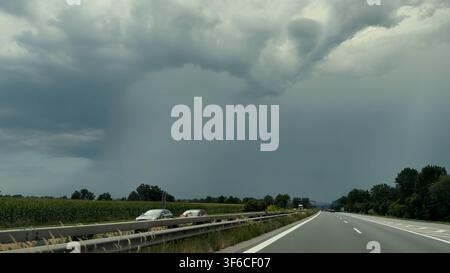 Unwetter haben vielen Menschen in Südbayern eine unruhige Nacht beschert. Schon am Nachmittag ging es Rund um Achenmühle, nahe dem Chiemsee, los. Eine Superzelle zog aus dem Inntal nach Norden und verursachte zahlreiche Sturmschäden. Betroffen war auch die A 8 in Fahrtrichtung Salzburg. Am Abend formierte sich über den Alpen ein MCS Gewittercluster. Mit intensiven Niederschlägen zog es nach Nordosten. Im Raum Starnberg kam es zu Überflutungen. Fahrzeuge steckten in einer Unterführung im Wasser fest. Zudem gab es eine intensive Blitzshow zu bestaunen. Bis mindestens Montag heißt es nun landeswei Stockfoto