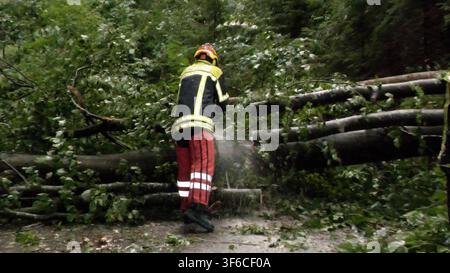 Unwetter haben vielen Menschen in Südbayern eine unruhige Nacht beschert. Schon am Nachmittag ging es Rund um Achenmühle, nahe dem Chiemsee, los. Eine Superzelle zog aus dem Inntal nach Norden und verursachte zahlreiche Sturmschäden. Betroffen war auch die A 8 in Fahrtrichtung Salzburg. Am Abend formierte sich über den Alpen ein MCS Gewittercluster. Mit intensiven Niederschlägen zog es nach Nordosten. Im Raum Starnberg kam es zu Überflutungen. Fahrzeuge steckten in einer Unterführung im Wasser fest. Zudem gab es eine intensive Blitzshow zu bestaunen. Bis mindestens Montag heißt es nun landeswei Stockfoto