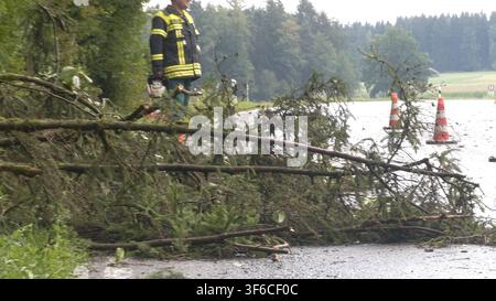 Unwetter haben vielen Menschen in Südbayern eine unruhige Nacht beschert. Schon am Nachmittag ging es Rund um Achenmühle, nahe dem Chiemsee, los. Eine Superzelle zog aus dem Inntal nach Norden und verursachte zahlreiche Sturmschäden. Betroffen war auch die A 8 in Fahrtrichtung Salzburg. Am Abend formierte sich über den Alpen ein MCS Gewittercluster. Mit intensiven Niederschlägen zog es nach Nordosten. Im Raum Starnberg kam es zu Überflutungen. Fahrzeuge steckten in einer Unterführung im Wasser fest. Zudem gab es eine intensive Blitzshow zu bestaunen. Bis mindestens Montag heißt es nun landeswei Stockfoto
