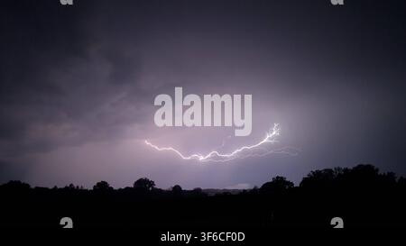 Unwetter haben vielen Menschen in Südbayern eine unruhige Nacht beschert. Schon am Nachmittag ging es Rund um Achenmühle, nahe dem Chiemsee, los. Eine Superzelle zog aus dem Inntal nach Norden und verursachte zahlreiche Sturmschäden. Betroffen war auch die A 8 in Fahrtrichtung Salzburg. Am Abend formierte sich über den Alpen ein MCS Gewittercluster. Mit intensiven Niederschlägen zog es nach Nordosten. Im Raum Starnberg kam es zu Überflutungen. Fahrzeuge steckten in einer Unterführung im Wasser fest. Zudem gab es eine intensive Blitzshow zu bestaunen. Bis mindestens Montag heißt es nun landeswei Stockfoto