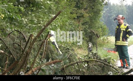 Unwetter haben vielen Menschen in Südbayern eine unruhige Nacht beschert. Schon am Nachmittag ging es Rund um Achenmühle, nahe dem Chiemsee, los. Eine Superzelle zog aus dem Inntal nach Norden und verursachte zahlreiche Sturmschäden. Betroffen war auch die A 8 in Fahrtrichtung Salzburg. Am Abend formierte sich über den Alpen ein MCS Gewittercluster. Mit intensiven Niederschlägen zog es nach Nordosten. Im Raum Starnberg kam es zu Überflutungen. Fahrzeuge steckten in einer Unterführung im Wasser fest. Zudem gab es eine intensive Blitzshow zu bestaunen. Bis mindestens Montag heißt es nun landeswei Stockfoto