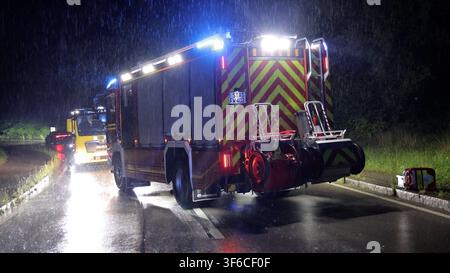 Unwetter haben vielen Menschen in Südbayern eine unruhige Nacht beschert. Schon am Nachmittag ging es Rund um Achenmühle, nahe dem Chiemsee, los. Eine Superzelle zog aus dem Inntal nach Norden und verursachte zahlreiche Sturmschäden. Betroffen war auch die A 8 in Fahrtrichtung Salzburg. Am Abend formierte sich über den Alpen ein MCS Gewittercluster. Mit intensiven Niederschlägen zog es nach Nordosten. Im Raum Starnberg kam es zu Überflutungen. Fahrzeuge steckten in einer Unterführung im Wasser fest. Zudem gab es eine intensive Blitzshow zu bestaunen. Bis mindestens Montag heißt es nun landeswei Stockfoto