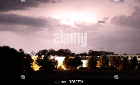 Unwetter haben vielen Menschen in Südbayern eine unruhige Nacht beschert. Schon am Nachmittag ging es Rund um Achenmühle, nahe dem Chiemsee, los. Eine Superzelle zog aus dem Inntal nach Norden und verursachte zahlreiche Sturmschäden. Betroffen war auch die A 8 in Fahrtrichtung Salzburg. Am Abend formierte sich über den Alpen ein MCS Gewittercluster. Mit intensiven Niederschlägen zog es nach Nordosten. Im Raum Starnberg kam es zu Überflutungen. Fahrzeuge steckten in einer Unterführung im Wasser fest. Zudem gab es eine intensive Blitzshow zu bestaunen. Bis mindestens Montag heißt es nun landeswei Stockfoto