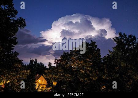 Stockfoto. Blitz über Berlin Reinickendorf. Blitz erhellt eine große Wolke am Himmel. Aufgenommen in Berlin Hermsdorf. Berlin, 5. August 2026. Stockfoto