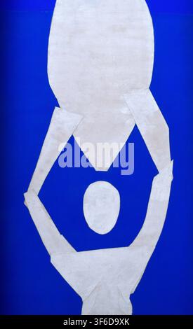 Henri Matisse abstrakter Gouache-malerter Papierausschnitt mit einer stilisierten weißen menschlichen Figur vor einem tiefblauen Hintergrund. Die Komposition exemplifi Stockfoto