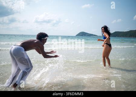 Reines Glück. Ein junges, vielseitiges, multiethnisches Paar genießt jeden Moment ihres tropischen Urlaubs Stockfoto