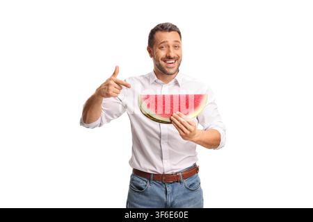 Mann zeigt auf eine Scheibe Wassermelone und lächelt isoliert auf weißem Hintergrund Stockfoto