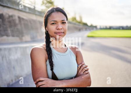 Afrikanische Millennials-Frau, die im Park steht und Sportbekleidung trägt Stockfoto