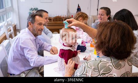 Familien Generationen genießen einen fröhlichen Moment zusammen zu Hause Stockfoto