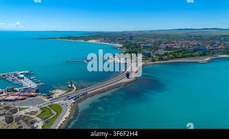 Luftbild-Drohnenaufnahme der schmalen Isthmusbrücke, die die Altstadt von Nessebar mit dem bulgarischen Festland verbindet Stockfoto