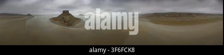 Luftaufnahme der Karynzharyk-Salzebenen mit isolierten Mesas und weitester Wüstenlandschaft unter einem dramatischen bewölkten Himmel im Bezirk Karakiya, Mangystau R Stockfoto