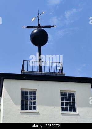 Die Zeitkugel am Deal Timeball Tower lässt ihre Kugel täglich um 13:00 Uhr vom Dach fallen, um Schiffen dabei zu helfen, ihre Schiffschronometer zu synchronisieren, Deal, UK Stockfoto