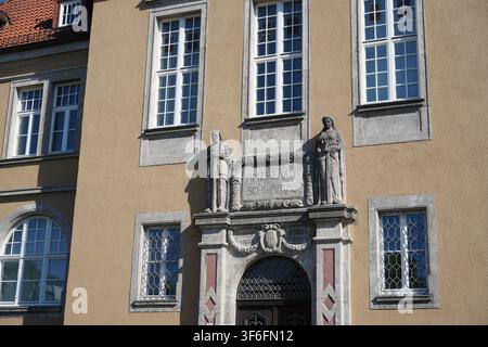 Bad Schwartau, Deutschland - 5. August 2026: Detail des Portals des historischen Amtsgerichts mit allegorischen Figuren eines Ritters und der Justitia. Stockfoto