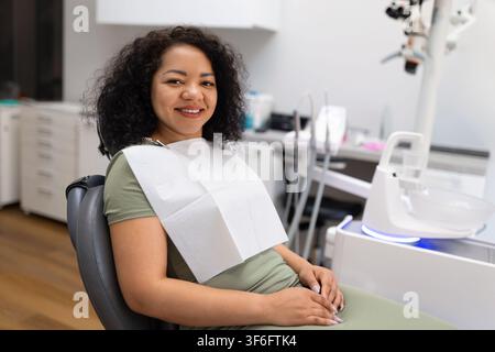 Junge schwarze Patientin sitzt in einer modernen Zahnklinik vor der Behandlung Stockfoto