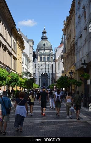 Belebte Zrínyi-Straße, die auf die St.-Stephans-Basilika im Zentrum von Budapest, Ungarn, an einem sonnigen Sommertag führt... Stockfoto