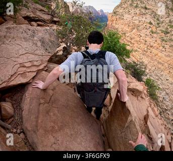 Zion-Nationalpark, Utah, USA – 28. April 2024: Navigation nahe der Felswand von Angels Landing Stockfoto