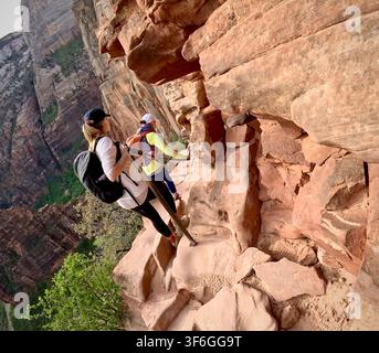 Zion-Nationalpark, Utah, USA - 28. April 2024: Angels Landing Narrow Trail, der die Felswand umarmt Stockfoto