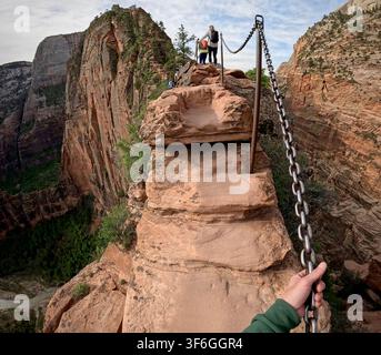Zion-Nationalpark, Utah, USA - 28. April 2024: Auf dem schmalen Grat des Angels Landing Stockfoto