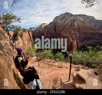 Zion-Nationalpark, Utah, USA – 28. April 2024: Wanderer ruhen sich auf dem Angels Landing Trail mit Blick aus Stockfoto