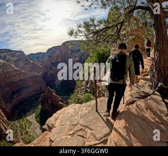 Zion-Nationalpark, Utah, USA – 28. April 2024: Angels Landing Traverse & Kette Stockfoto