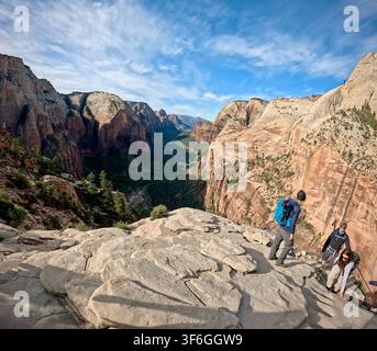 Zion-Nationalpark, Utah, USA – 28. April 2024: Überqueren der flachen Gipfelgesteine von Angels Landing Stockfoto