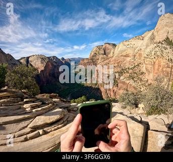 Die Aussicht vom Gipfel des Angels Landing einfangen (Zion-Nationalpark, Utah, USA) Stockfoto