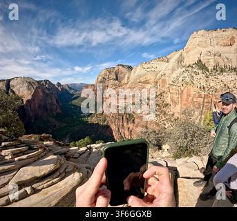 Zion-Nationalpark, Utah, USA - 28. April 2024: Ankunft auf dem Gipfel von Angels Landing mit Freunden Stockfoto