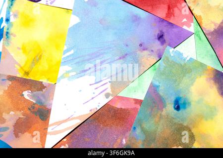 Dreiecksgeschnittenes Papier mit Farbspritzern abstrakter Regenbogenhintergrund Malerei kreative Formen Stockfoto