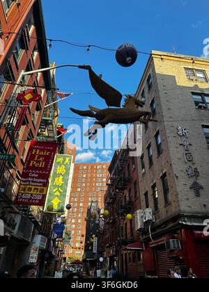 New York, New York, USA - 19. August 2023: Pegasus schwebt über Chinatown Stockfoto