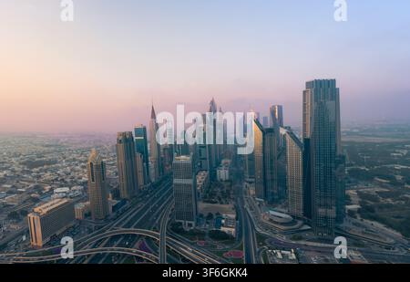 Luftbild der modernen Wolkenkratzer entlang der Sheikh-Zayed-Straße mit einem komplexen Autobahnkreuz in Dubai, Dubai, Vereinigte Arabische Emirate. Stockfoto