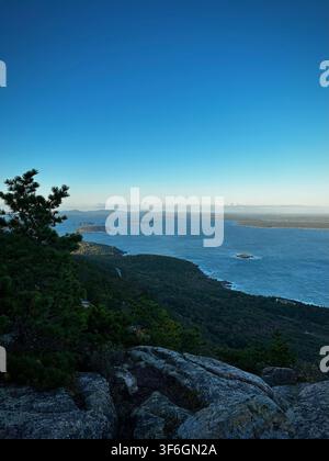 Twilight Overlook mit Inseln (Acadia Nationalpark, Maine, USA) Stockfoto