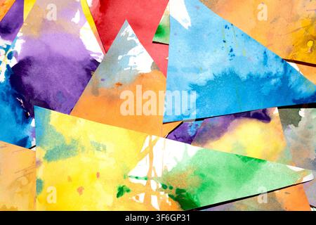 Dreiecksgeschnittenes Papier mit Farbspritzern abstrakter Regenbogenhintergrund Malerei kreative Formen Stockfoto