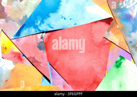 Dreiecksgeschnittenes Papier mit Farbspritzern abstrakter Regenbogenhintergrund Malerei kreative Formen Stockfoto