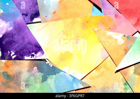 Dreiecksgeschnittenes Papier mit Farbspritzern abstrakter Regenbogenhintergrund Malerei kreative Formen Stockfoto