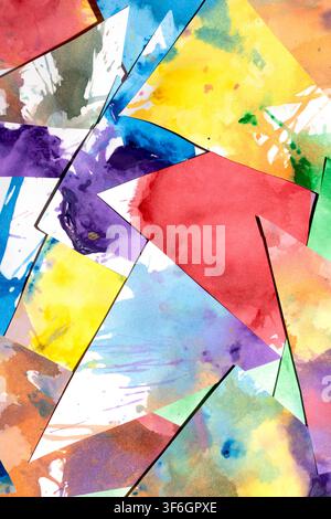 Dreiecksgeschnittenes Papier mit Farbspritzern abstrakter Regenbogenhintergrund Malerei kreative Formen Stockfoto