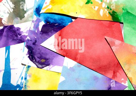 Dreiecksgeschnittenes Papier mit Farbspritzern abstrakter Regenbogenhintergrund Malerei kreative Formen Stockfoto