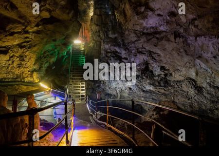 Touristenpfad in der Großen Azisch-Höhle. Krasnodar-Gebiet Stockfoto