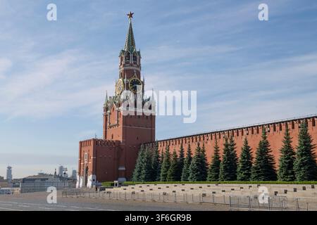 Ansicht des Spasskaya-Turms des Moskauer Kremls an einem Julimorgen. Moskau, Russland Stockfoto