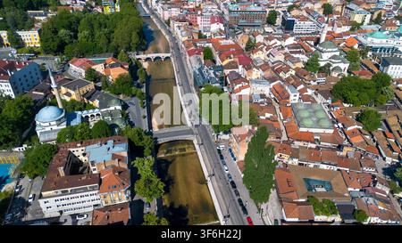 Drohnenflug über den historischen Fluss Miljacka und die Altstadt Bascarsija in Sarajevo, Bosnien Stockfoto