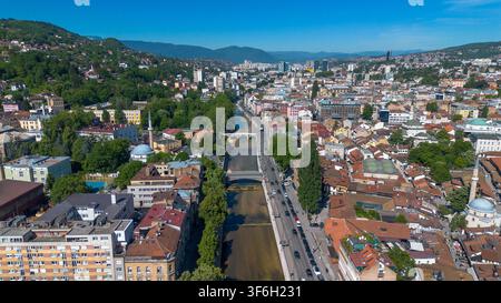 Drohnenflug über den historischen Fluss Miljacka und die Altstadt Bascarsija in Sarajevo, Bosnien Stockfoto
