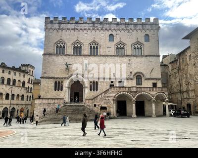 Gotische Fassade des Palazzo dei Priori am Piazza IV Novembre in Perugia Stockfoto