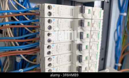 London, Vereinigtes Königreich – 3. August 2026: Nahaufnahme von Schneider Electric RCBO-Leistungsschaltern und elektrischen Kabeln, die in einem gewerblichen Elec installiert sind Stockfoto