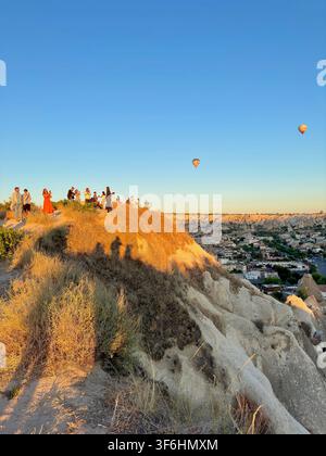 Göreme, Nevşehir, Türkiye - 30. Juli 2023: Sonnenaufgangsballonbeobachter Stockfoto