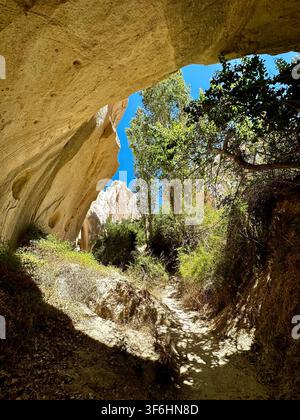 Rocky Trail eingerahmt von einer Höhle (Rose Valley, Kappadokien, Türkei) Stockfoto