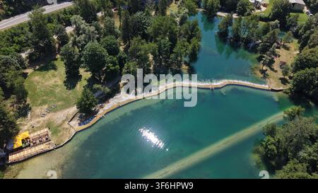 Luftaufnahme der türkblauen Pliva-Seen, umgeben von üppigen grünen Bäumen und Parkland in Jajce, Föderation Bosnien, Bosnien und Herzegowina. Stockfoto