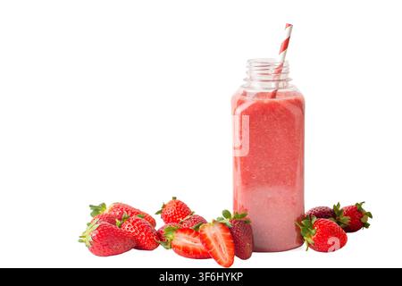 Frischer Erdbeersmoothie in einem hohen Glas mit einem Strohhalm und Minzblatt-Garnitur mit einem Korb Erdbeeren im Hintergrund Stockfoto