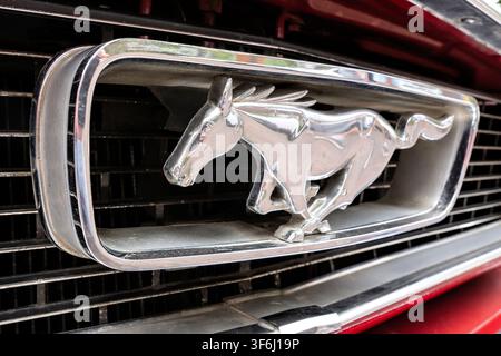 Logo auf der Vorderseite eines alten Ford Mustang Stockfoto