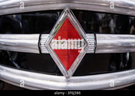 Renault-Logo auf der Vorderseite eines alten Renault R4 Stockfoto