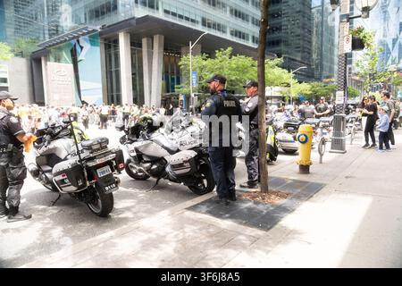 Toronto, Kanada - 20. Juni 2026: Polizeibeamte und Motorräder auf einer belebten Innenstadtstraße Stockfoto